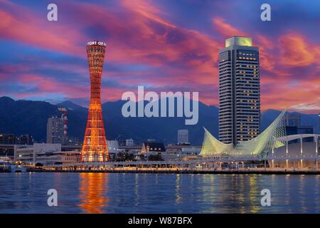 Intensiv pink Sonnenuntergang über dem Hafen von Kobe, Japan Stockfoto