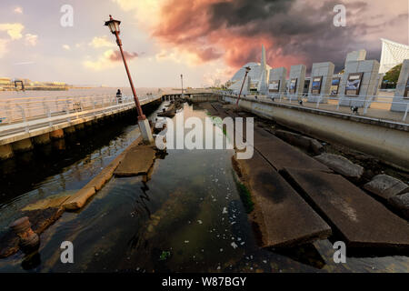 Denkmal des großen Hanshin Erdbeben von 1995 in Kobe, Betonpfeiler und Hafen beschädigt, Japan Stockfoto