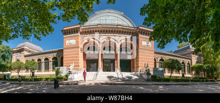 Horizontale Panoramablick des Velázquez Palast in Retiro Park in Madrid. Stockfoto