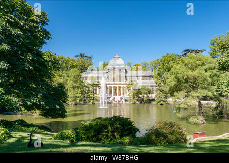 Horizontale Ansicht des Palacio de Cristal in Retiro Park in Madrid. Stockfoto