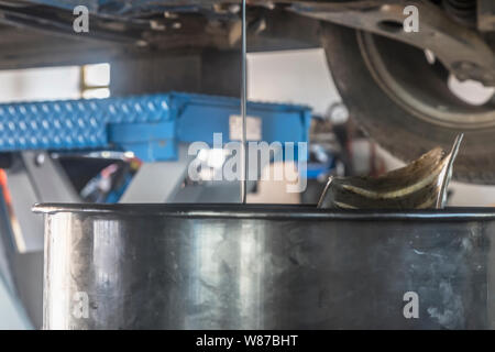 Lassen Sie das Öl aus dem Motor im Auto service Worksop Stockfoto