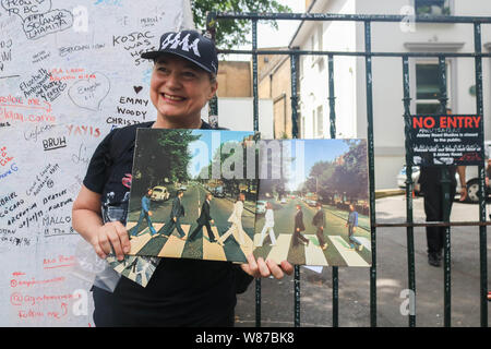 London, Großbritannien. 8. August 2019. Ein Fan hält die ursprüngliche Abdeckung der Abbey Road Album mit der Gruppe Beatles John Lennon, Paul MacCartney, Ringo Starr und George Harrison ona Zebrastreifen zum 50. Jahrestag der Veröffentlichung am 8. August 1969. Credit: Amer ghazzal/Alamy leben Nachrichten Stockfoto
