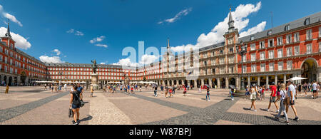 Horizontale Panoramablick auf der Plaza Mayor in Madrid. Stockfoto