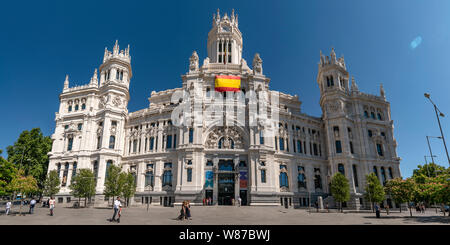 Horizontale Panoramablick von Palacio de Cibeles in Madrid. Stockfoto