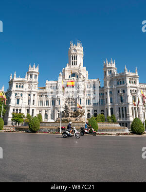 Vertikale Ansicht von Palacio de Cibeles in Madrid. Stockfoto
