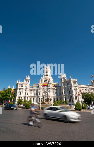 Vertikale Ansicht von Palacio de Cibeles in Madrid. Stockfoto