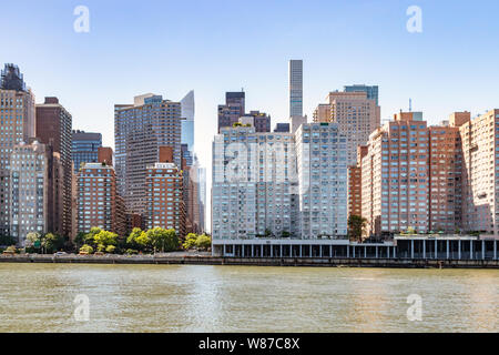 New York City Skyline mit den Midtown Manhattan Gebäude hinter den East River. Stockfoto