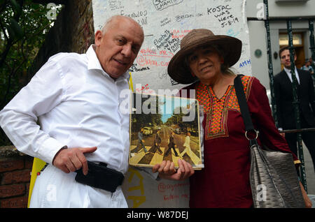 London, UK, 8. August 2019 Vor der Abbey Road Studios. Menschenmassen versammeln sich auf dem Zebrastreifen in der Abbey Road außerhalb der Abbey Road Studio auf die Beatles Abbey Road Abdeckung verwendet. Credit: JOHNNY ARMSTEAD/Alamy leben Nachrichten Stockfoto