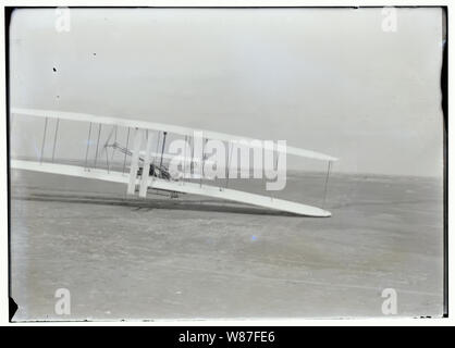 Die 1903 Wright Flyer, von Orville Wright geflogen, während der dritte Flug, 17. Dezember 1903, in Kitty Hawk, North Carolina. Stockfoto