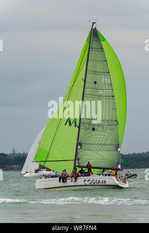 Eine große Segel-Rennyacht, die an der jährlichen Segel-Rennregatta in der cowes Week auf der Insel Wight, Deutschland, teilnimmt. Stockfoto