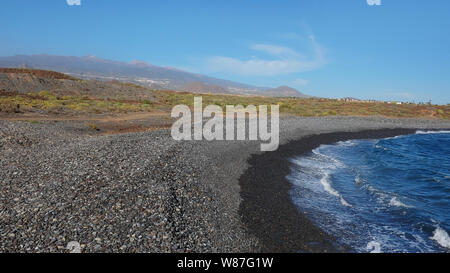 Leere Pebble Beach in der Nähe von Amarilla Golf Resort, schöne und einsame seascape Views, die typisch für die Coastal Trail von Montana Amarilla, Teneriffa Stockfoto