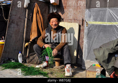 Ein chinesischer Mann lebt in einer Hütte auf Ackerland in Nantong China Stockfoto