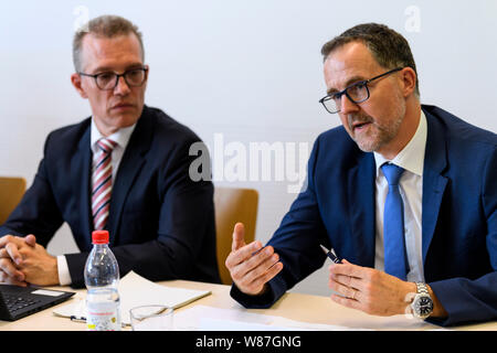 Heilbronn, Deutschland. 08 Aug, 2019. Andreas Herrgen (r), Oberstaatsanwalt in Mosbach, spricht neben Frank Rebmann, Oberstaatsanwalt in Heilbronn, bei der Pressekonferenz der Büros der Staatsanwaltschaft Heilbronn und Mosbach zu einem erfassten Auto Menschenhändler Bande. Nach Angaben der Ermittler, die Bande brach in mindestens 279 Sportwagen, stahlen Wertsachen und Navigationsgeräten und nahm sie über die Grenze zu den Baltischen Staaten. (Dpa: "Ein weiterer Schlag gegen Auto Menschenhändler Bande in Deutschland") Credit: Edith Geuppert/dpa/Alamy leben Nachrichten Stockfoto