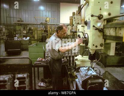 01. Januar 1990, Berlin, Brandenburg: DDR/Brandenburg/Industrie/Dezember 1989 Getriebewerk Brandenburg, Halle. Die Anlage produziert Getriebe für Nutzfahrzeuge. Arbeitnehmer auf veraltete Maschinen. Beste Bildqualität, genaue Aufnahmedatum nicht bekannt. Foto: Paul Glaser/dpa-Zentralbild/ZB Stockfoto