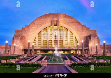 Ich habe dieses Bild auf einem Sommermorgen im Jahr 2019 kurz vor Sonnenaufgang der Union Terminal, die in Cincinnati, Ohio befindet sich gefangen. Stockfoto