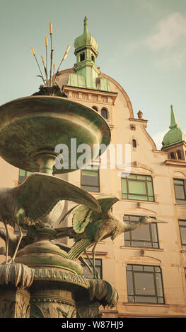 Fragment der Storch Brunnen am Amagertorv im Zentrum von Kopenhagen, Dänemark. Vintage getönten vertikale Foto mit retro Tonwertkorrektur filter e Stockfoto