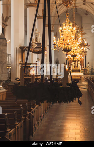 Katholische Kirche Innenraum mit Weihnachtsschmuck und Kerzen. Die Trinitatis Kirche befindet sich im Zentrum von Kopenhagen, Dänemark. Es ist Teil der 17 t Stockfoto