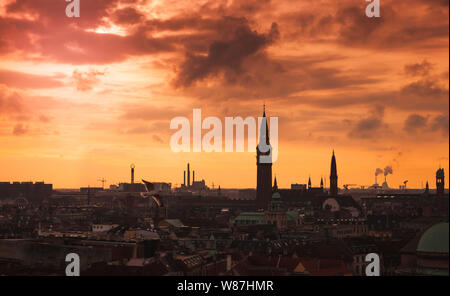 Dunkle Silhouette Skyline von Kopenhagen Stadt unter bunten Abend Himmel. Foto aus der Runde Turm, beliebte alte Wahrzeichen der Stadt. Denm Stockfoto