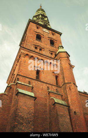 Glockenturm von Nikolaj Kirke oder Nikolai Kirche in der Altstadt von Kopenhagen, Dänemark. Vintage Farben Foto mit retro Tonwertkorrektur filter Effek Stockfoto
