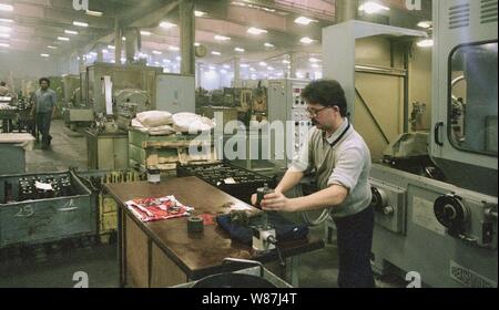 01. Januar 1990, Berlin, Brandenburg: DDR/Brandenburg/Industrie/Dezember 1989 Getriebewerk Brandenburg, Halle. Die Anlage produziert Getriebe für Nutzfahrzeuge. Arbeitnehmer auf veraltete Maschinen // IFA-Werk/Brandenburg/Havel. Beste Bildqualität, genaue Aufnahmedatum nicht bekannt. Foto: Paul Glaser/dpa-Zentralbild/ZB Stockfoto