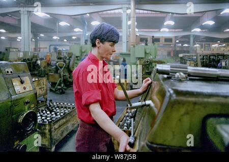 01. Januar 1990, Berlin, Brandenburg: DDR/Brandenburg/Industrie/Dezember 1989 Getriebewerk Brandenburg, Halle. Die Anlage produziert Getriebe für Nutzfahrzeuge. Die Fabrik war veraltet, die Arbeitsbedingungen waren schlecht. Beste Bildqualität, genaue Aufnahmedatum nicht bekannt. Foto: Paul Glaser/dpa-Zentralbild/ZB Stockfoto