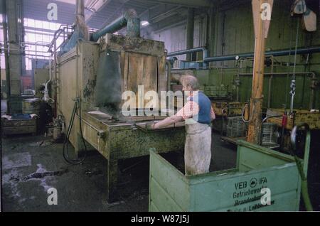 01. Januar 1990, Berlin, Brandenburg: DDR/Brandenburg/Industrie/Dezember 1989 Getriebewerk Brandenburg, Halle. Die Anlage produziert Getriebe für Nutzfahrzeuge. Beste Bildqualität, genaue Aufnahmedatum nicht bekannt. Foto: Paul Glaser/dpa-Zentralbild/ZB Stockfoto