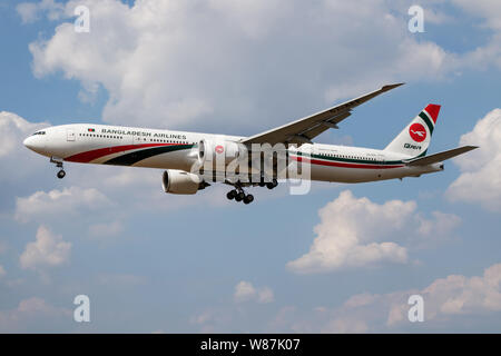 LONDON/GROSSBRITANNIEN - 14. JULI 2018: Biman Bangladesh Airlines Boeing 777-300ER S2-AFP-passagiermaschine Landung am Flughafen London Heathrow Stockfoto