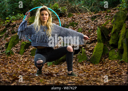 Mädchen schaut direkt in die Kamera, geduckt, eine hinter ihren Kopf, im Wald Posing, kopieren. Stockfoto