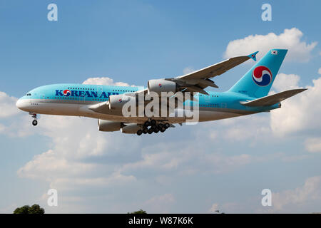 LONDON/GROSSBRITANNIEN - 14. JULI 2018: Korean Air Airbus A380 HL 7627 Passagierflugzeug landen am Flughafen London Heathrow Stockfoto