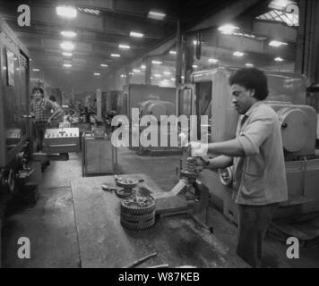 01. Januar 1990, Berlin, Brandenburg: Getriebewerk Brandenburg an der Havel, Betrieb der IFA kombinieren. Das ist, wo Sie lkw-Getriebe. Die Fabrik war veraltet, die Arbeitsbedingungen waren schlecht. Ein Kubanischer Arbeiter in der Werkstatt. Beste Bildqualität, genaue Aufnahmedatum nicht bekannt. Foto: Paul Glaser/dpa-Zentralbild/ZB Stockfoto