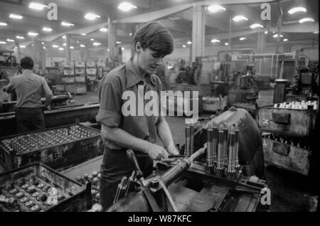 01. Januar 1990, Berlin, Brandenburg: ein Arbeitnehmer, der an einer Maschine. Dezember 1989 Getriebewerk Brandenburg, Halle. Die Anlage produziert Getriebe für Nutzfahrzeuge. Die Fabrik war veraltet, die Arbeitsbedingungen waren schlecht. Beste Bildqualität, genaue Aufnahmedatum nicht bekannt. Foto: Paul Glaser/dpa-Zentralbild/ZB Stockfoto