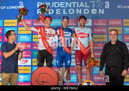 London, Großbritannien. 4. August 2019. Elia Viviani (c) Der Deceuninck-Quick - Schritt feiert nach dem Gewinn der aufsichtsrechtlichen RideLondon Classic mit Alex Dowsett (r) Stockfoto