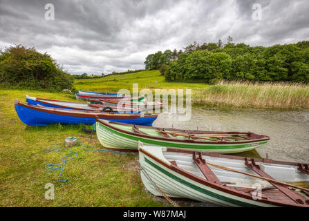 Bunte Fischerboote auf dem Lough Carra See im Westen Irlands im County Mayo Irland Stockfoto