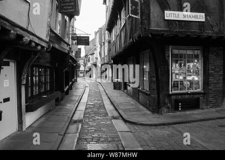 Auf der Suche The Shambles in York, Schwarz und Weiß Stockfoto