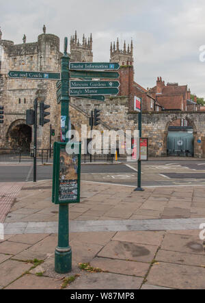 Wegweiser zu verschiedenen touristischen Destinationen in York mit Bootham Bar und das York Minster im Hintergrund Stockfoto