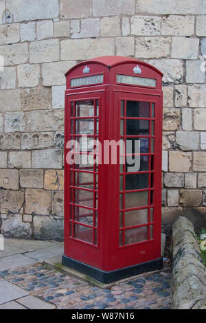 Traditionelle rote Telefonzelle Stockfoto