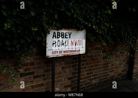 London, Großbritannien. 8 Aug, 2019. Foto auf Aug 8, 2019 zeigt das Schild 'Abbey Road' in London, Großbritannien. Vor genau 50 Jahren, Mitglieder der Beatles John Lennon, Paul McCartney, George Harrison und Ringo Starr ging auf dem Zebrastreifen außerhalb ihrer Recording Studio im Norden von London an der Abdeckung für das Album "Abbey Road". Credit: Han Yan/Xinhua/Alamy leben Nachrichten Stockfoto