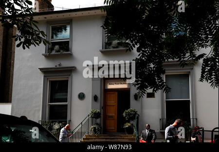 London, Großbritannien. 8 Aug, 2019. Foto auf Aug 8, 2019 zeigt die Abbey Road Studios in London, Großbritannien. Vor genau 50 Jahren, Mitglieder der Beatles John Lennon, Paul McCartney, George Harrison und Ringo Starr ging auf dem Zebrastreifen außerhalb ihrer Recording Studio im Norden von London an der Abdeckung für das Album "Abbey Road". Credit: Han Yan/Xinhua/Alamy leben Nachrichten Stockfoto