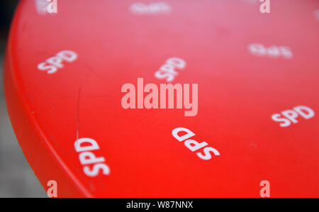 Chemnitz, Deutschland. 06 Aug, 2019. Ein roter Tisch mit SPD-Logo steht auf dem Stand des Kandidaten im Wahlkampf in Chemnitz. Am 01. September 2019 einen neuen Landtag in Sachsen gewählt. Credit: Hendrik Schmidt/dpa-Zentralbild/ZB/dpa/Alamy leben Nachrichten Stockfoto