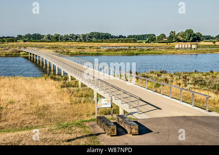 Neue konkrete Brücke für Fußgänger und Radfahrer über einen neuen Kanal der IJssel in Vreugederijkerwaard Nature Reserve in der Nähe von Zwolle, der Nethe Stockfoto