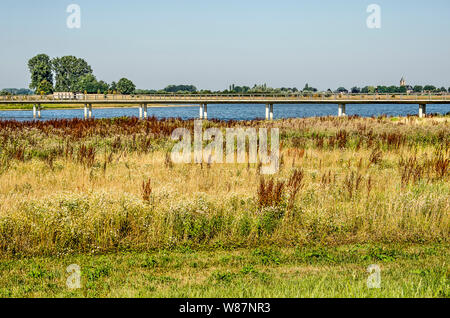 Blick über die Überschwemmungsgebiete in Vreugederijkerwaard Nature Reserve in der Nähe von Zwolle, Niederlande, eine konkrete Brücke über einen neuen Fluss Kanal Stockfoto