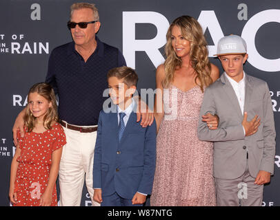 Los Angeles, CA - August 1, 2019: Gnade Avery Costner, Kevin Costner, Cayden Wyatt Costner, Christine Baumgartner, Hayes Logan Costner die Premiere von Die Kunst des Laufens in der Regen am El Capitan Theatre teilnehmen Stockfoto