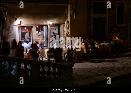 Abend im Freien cafe Szene, Venedig Italien Stockfoto