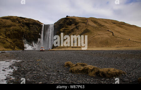 Skogafoss Wasserfall an der Skougau Fluss, im Süden von Island, in der Sydurland Region, in den Klippen der Küste in der Nähe der Vil entfernt Stockfoto