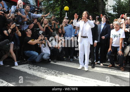 Abbey Road, NW8, London, UK. Donnerstag, 8 August, 2019. Die Beatles Tribute Band zu Fuß über den Zebrastreifen in der Abbey Road 50. Jahrestag das album Abbey Road zu feiern. Quelle: David Bronstein/Alamy Nachrichten Stockfoto