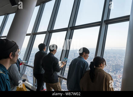 Besucher genießen den Blick über die Stadt von der Aussichtsplattform des Skytree Tokyo, Tokio, Japan Stockfoto