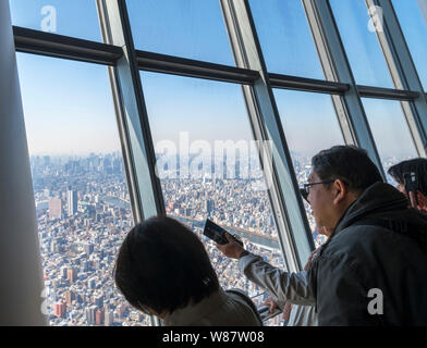 Besucher genießen den Blick über die Stadt von der Aussichtsplattform des Skytree Tokyo, Tokio, Japan Stockfoto