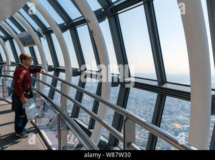 Blick über die Stadt von der Tembo Galleria auf den Etagen 445 - 450 Skytree, Tokyo, Tokio, Japan Stockfoto