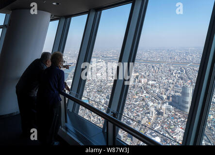 Ältere japanische Paar am Blick über die Stadt Blick von der Aussichtsplattform des Skytree Tokyo, Tokio, Japan Stockfoto