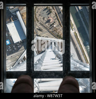 Blick durch den Glasboden mit direktem Blick von der Aussichtsplattform des Skytree Tokyo, Tokio, Japan Stockfoto